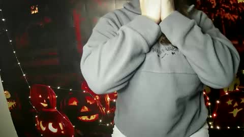 Snapshot of annbelll chatting on October 10, 5:19 pm Bella online show from October 10, 5:19 pm