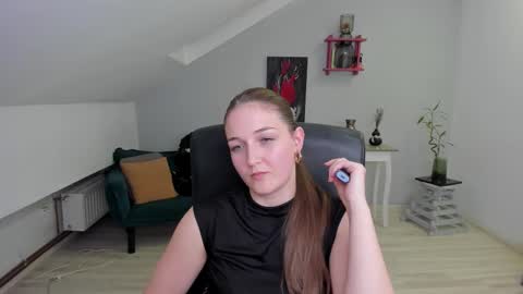 annewilsonn online show from December 16, 9:21 pm