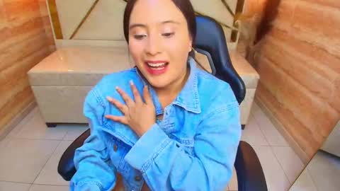 Snapshot of annie__r chatting on October 4, 9:01 pm annie__r online show from October 4, 9:01 pm
