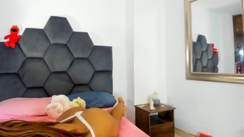 Annie online show from December 17, 9:27 pm