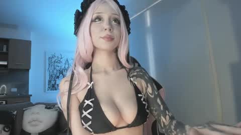 annie  online show from April 7, 10:23 pm