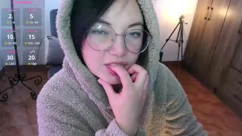 LAURA - A n n i e  S w a n online show from February 5, 2:37 pm