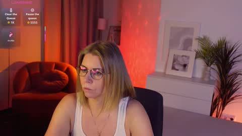 Annie online show from December 15, 5:47 am