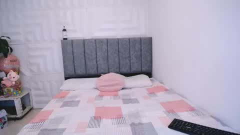 Snapshot of antonella_mcry chatting on February 6, 9:06 pm antonella online show from February 6, 9:06 pm