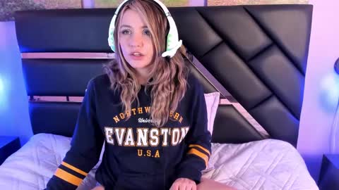 My name is Andrea  thumb up me please its important online show from December 17, 8:10 pm