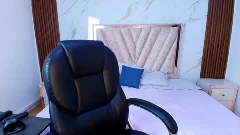 My name is Andrea  thumb up me please its important online show from September 12, 8:00 pm