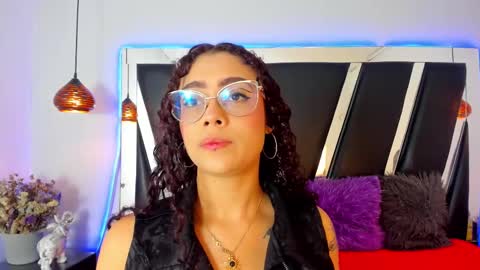 Snapshot of antonellepiercee chatting on February 19, 11:38 am A N T O N E L L E online show from February 19, 11:38 am