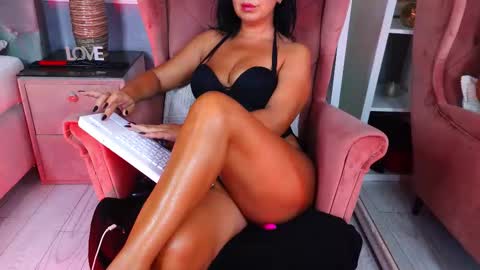 Snapshot of aqueenmonica chatting on September 16, 3:26 pm AQueenMonica online show from September 16, 3:26 pm