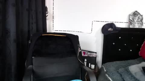 Snapshot of arianauwu666 chatting on September 15, 10:22 pm help me 100 hands up my OF is Free online show from September 15, 10:22 pm