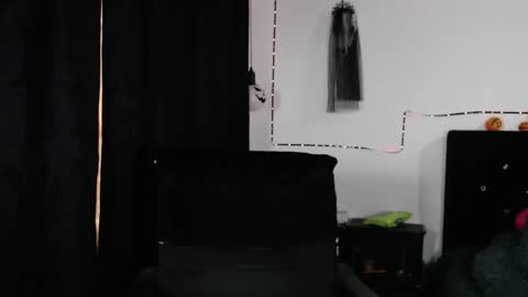 Snapshot of arianauwu666 chatting on September 28, 9:57 pm help me 100 hands up my OF is Free online show from September 28, 9:57 pm