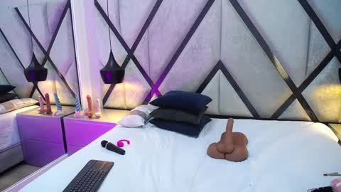 ariawillss online show from November 30, 1:29 pm