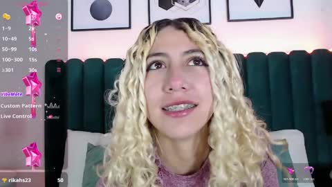 Ari Bunnie  online show from April 15, 5:33 am