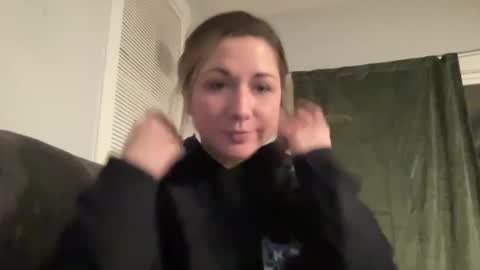 Snapshot of ariicutekitty chatting on January 14, 4:25 am airskiii online show from January 14, 4:25 am