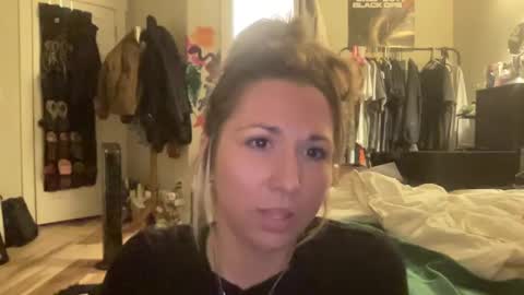 Snapshot of ariicutekitty chatting on March 6, 7:58 am airskiii online show from March 6, 7:58 am