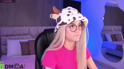 Ari  online show from October 29, 11:49 pm