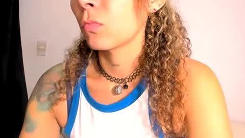 Snapshot of arisha_fox chatting on December 9, 2:02 am Erik online show from December 9, 2:02 am