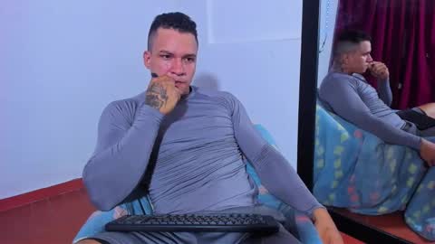 Snapshot of arnold_fit_hot98 chatting on December 12, 6:53 pm Arnold fit hot98 online show from December 12, 6:53 pm