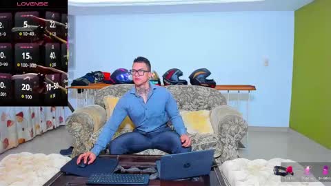 Snapshot of arnold_sexy_hot98 chatting on October 6, 10:00 am arnold sexy hot98 online show from October 6, 10:00 am