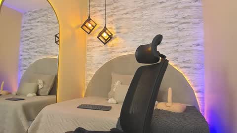 ARON BOLT online show from February 9, 3:15 pm