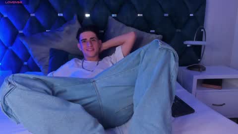 Aron Falcon online show from December 14, 4:45 am