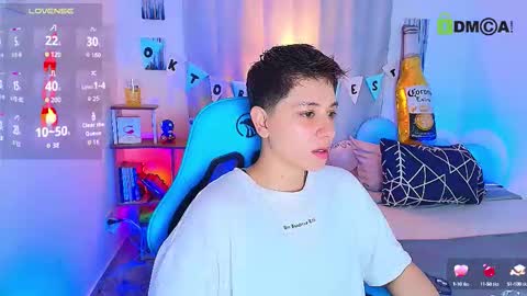 Snapshot of arontroy_wi chatting on September 25, 10:50 pm noah and ivy online show from September 25, 10:50 pm