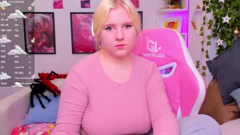 art_lovee_ online show from December 22, 2:29 am