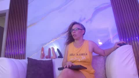 Snapshot of artemiza_love_ chatting on September 10, 1:34 pm artemiza online show from September 10, 1:34 pm