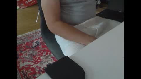 Snapshot of artesian99 chatting on October 5, 10:01 am artesian99 online show from October 5, 10:01 am