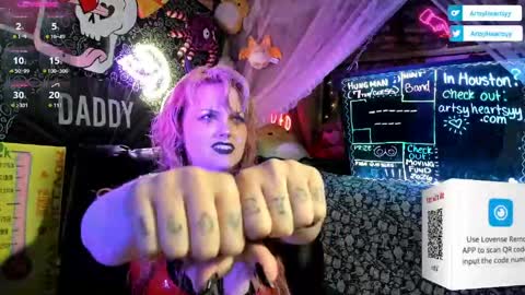 ArtsyHeartsyy online show from April 16, 12:33 am