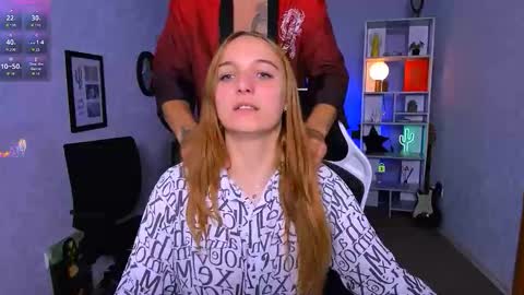 ash_raven_ online show from September 17, 7:50 pm