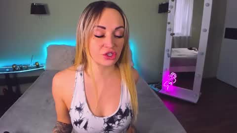 Snapshot of ashley_crashly chatting on February 8, 9:13 am Alina online show from February 8, 9:13 am