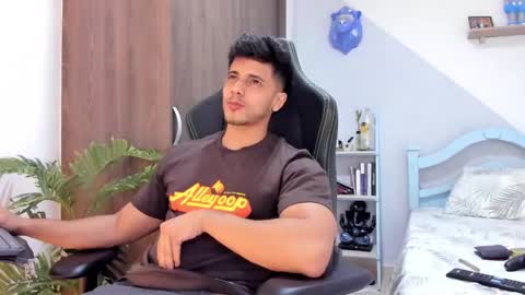 Snapshot of ashton_coleman_ chatting on December 19, 1:50 am my name real is camilo online show from December 19, 1:50 am