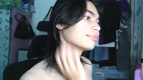 asian_babyboi online show from November 17, 7:22 am