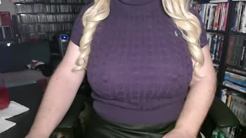 Snapshot of aspen_vale chatting on September 15, 9:16 pm Aspen Vale online show from September 15, 9:16 pm
