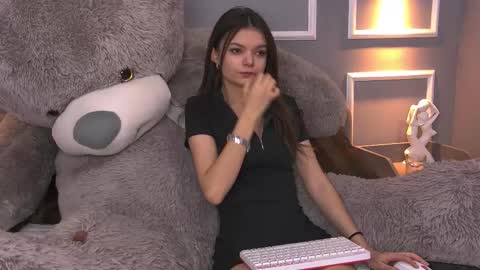 Aster Quinn online show from March 10, 6:45 pm