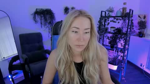 astramonroe online show from April 6, 4:21 am