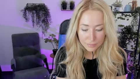 astramonroe online show from April 9, 6:19 am