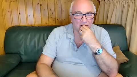 Snapshot of asusandy chatting on February 25, 11:04 pm asusandy online show from February 25, 11:04 pm