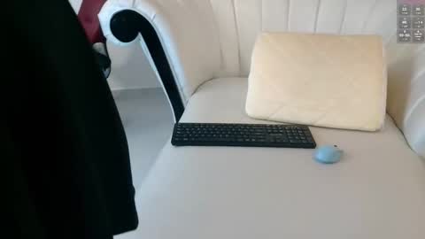 Aura sanders online show from January 8, 5:30 pm