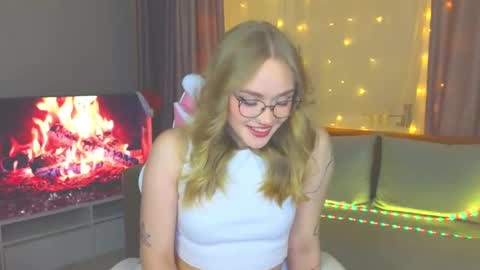 Snapshot of aurora_golden chatting on January 5, 4:16 pm Kate online show from January 5, 4:16 pm