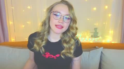 Snapshot of aurora_golden chatting on February 4, 7:11 pm Kate online show from February 4, 7:11 pm