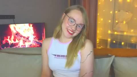 Snapshot of aurora_golden chatting on December 21, 7:06 pm Kate online show from December 21, 7:06 pm