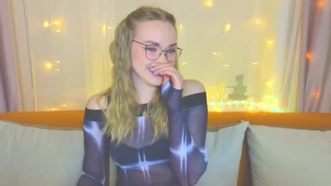 Snapshot of aurora_golden chatting on February 12, 4:00 pm Kate online show from February 12, 4:00 pm