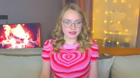 Snapshot of aurora_golden chatting on December 19, 7:18 pm Kate online show from December 19, 7:18 pm