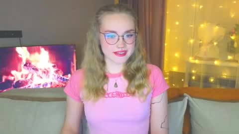 Snapshot of aurora_golden chatting on December 24, 3:37 pm Kate online show from December 24, 3:37 pm