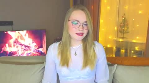 Snapshot of aurora_golden chatting on December 30, 4:07 pm Kate online show from December 30, 4:07 pm
