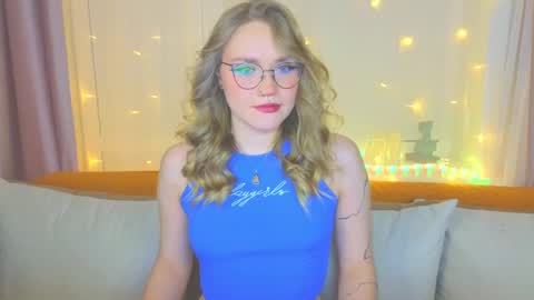 Snapshot of aurora_golden chatting on February 9, 3:45 pm Kate online show from February 9, 3:45 pm