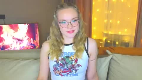 Snapshot of aurora_golden chatting on December 16, 7:43 pm Kate online show from December 16, 7:43 pm