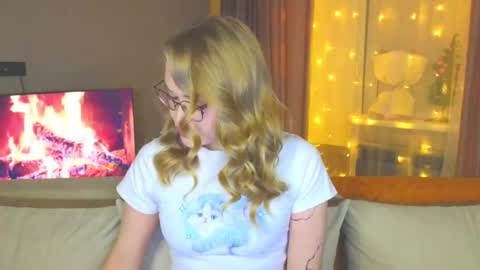 Snapshot of aurora_golden chatting on December 28, 7:22 pm Kate online show from December 28, 7:22 pm