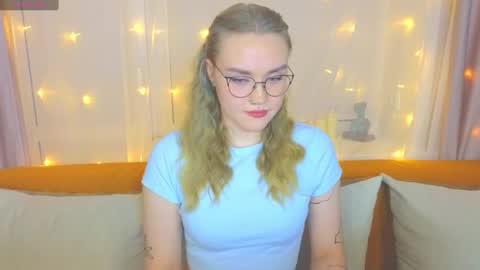 Snapshot of aurora_golden chatting on February 25, 6:55 pm Kate online show from February 25, 6:55 pm